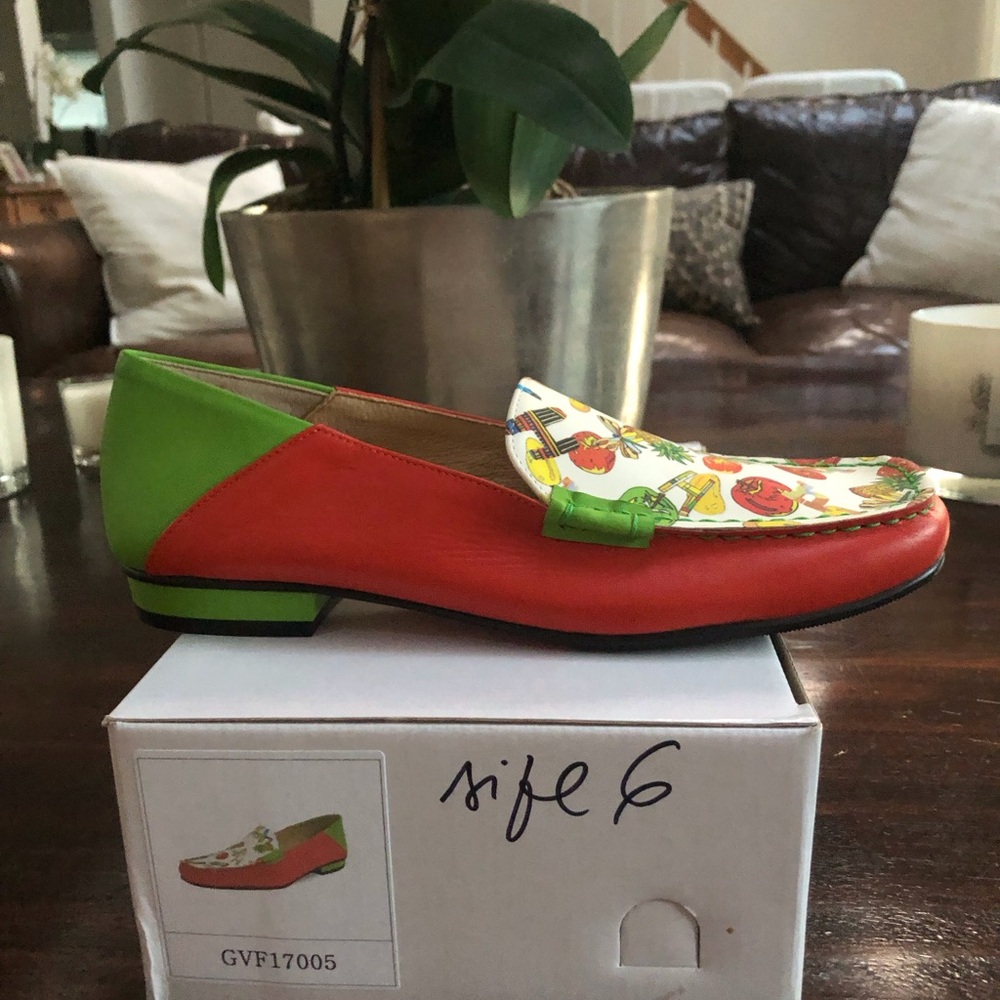 Women's Floral Print Colorblock Loafer in Red & GreenGrape Vine